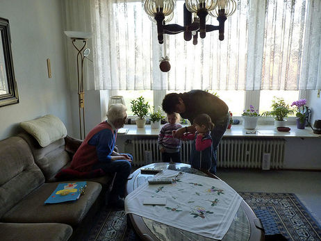 Die Kindergartenkinder der katholischen Kindertagesstätte St. Vinzenz besuchen die Geburtstagsjubilare